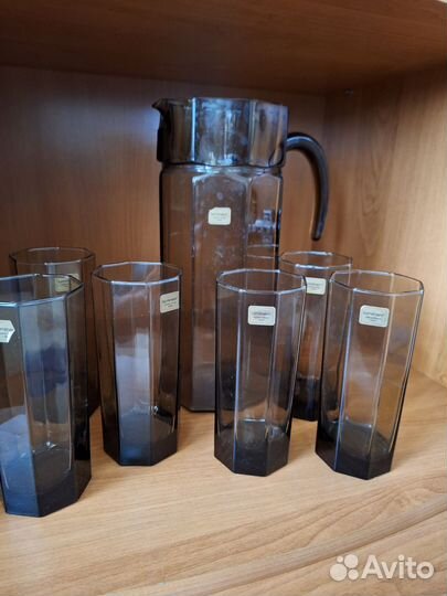 Кувшин с бокалами