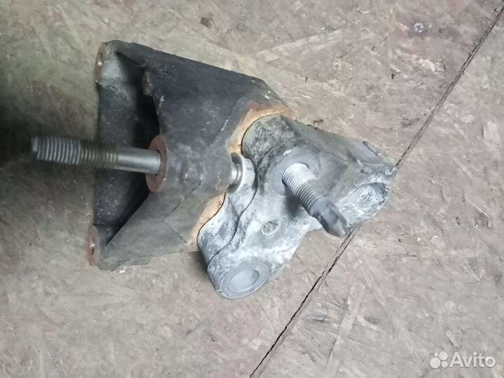 Кронштейн двигателя Toyota Rav4 40