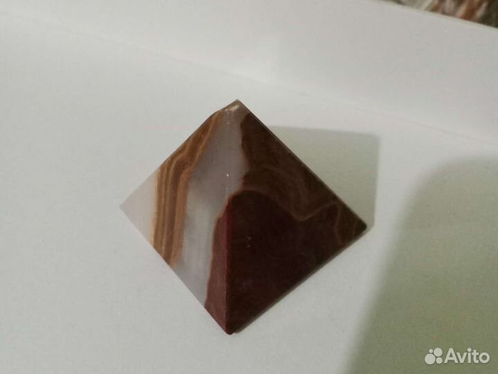 Пирамида из оникса