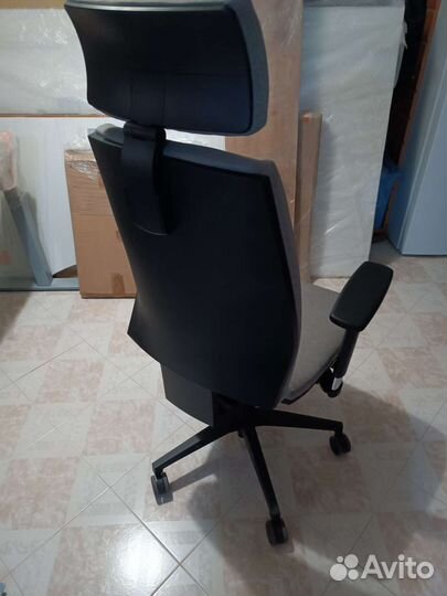 Офисное/компьютерное кресло с подголовником