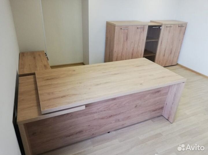 Стол руководителя с тумбой