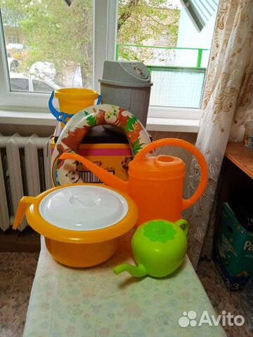 Лейки, ведёрко и другие детские предметы