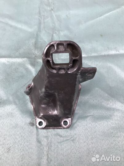 Кронштейн двигателя правый Audi 100, 80/90, A4, A6