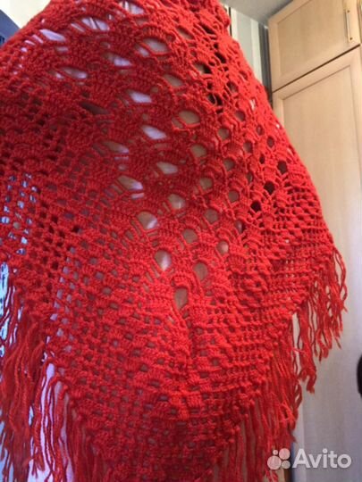 Красная шаль, вязаная крючком. Ручная работа