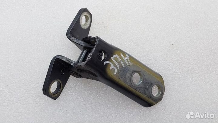 Петля двери задняя правая Mitsubishi Outlander