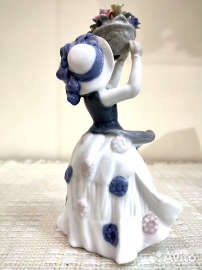 Статуэтка девушка фарфоровая цветочница