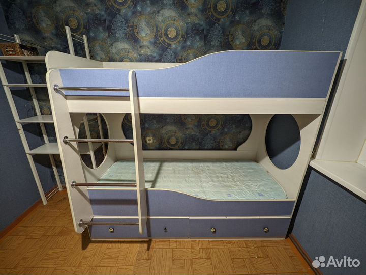 Двухъярусная кровать с матрасами