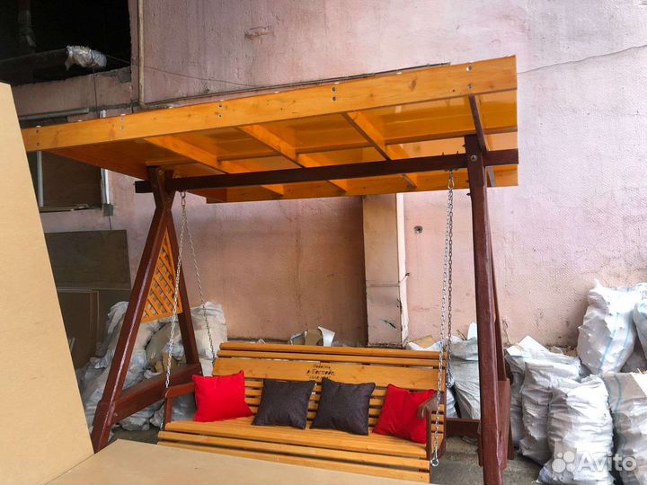 Беседка с качелями