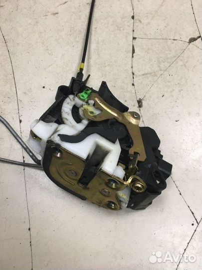 Замок двери передней левой Mitsubishi Lancer