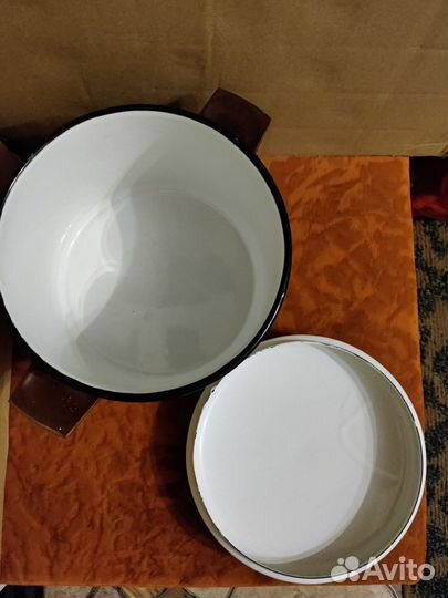 Эмалированные кастрюля и ковшик