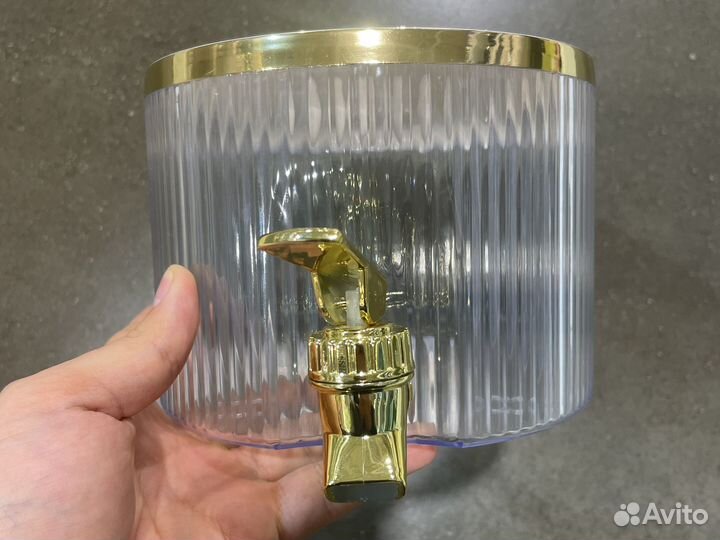 Емкость для напитков с краном