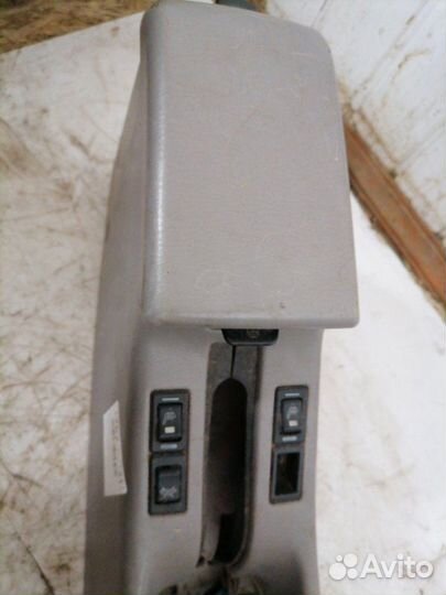 Подлокотник Nissan Primera P11 2.0 16V 1999