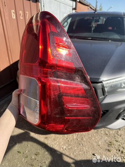 Правый фонарь оригинал toyota hilux