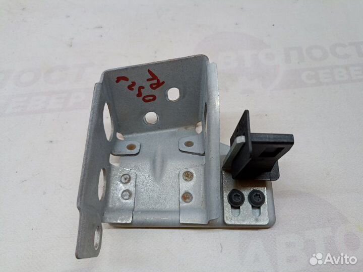 Кронштейн полки багажника левый Volkswagen Touareg