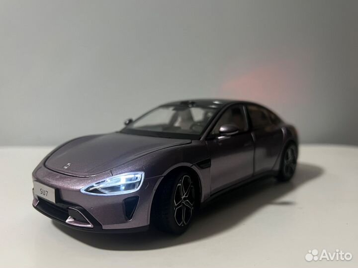 Xiaomi su7 1:24 открываются двери светятся фары