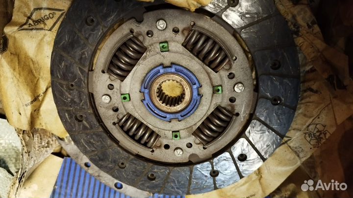 Продам сцепление valeo c0583536r vaz 21703 1601130