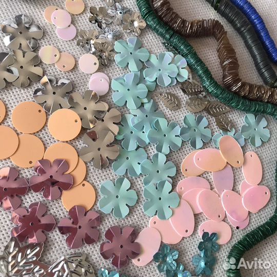 Люневильская вышивка, пайетки