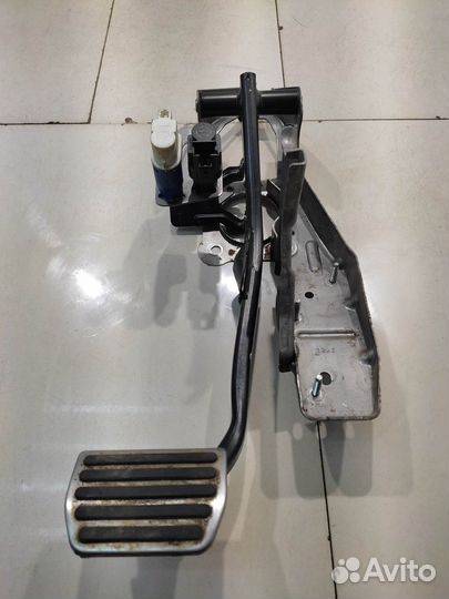 Педаль сцепления (тормоза) (Volvo XC60 I)