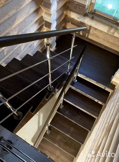 Лестница с забежными ступенями в коттедж