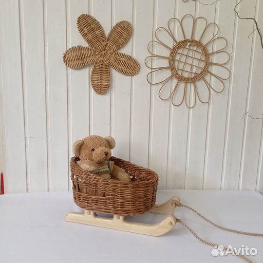 Санки плетеные для кукол. Санки под елочку