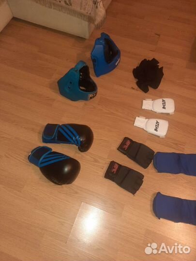 Коплект спортивных перчаток,шлем