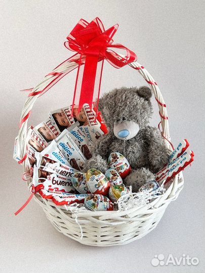 Подарок Корзинка с мишкой и киндер шоколадом