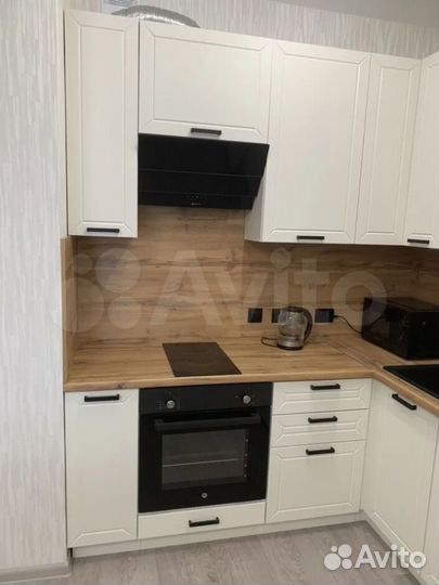 Белая угловая кухня с современными фасадами мдф