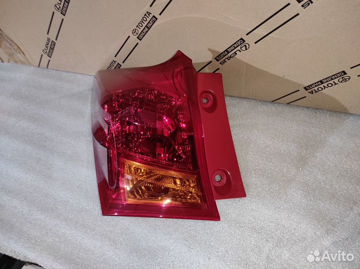 Левый фонарь Toyota Auris