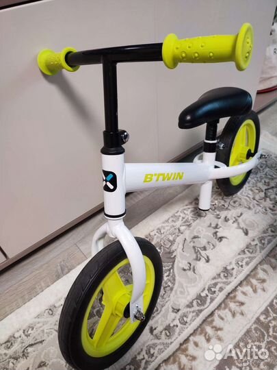 Беговел 10 дюймов бело-зеленый runride 100 Btwin