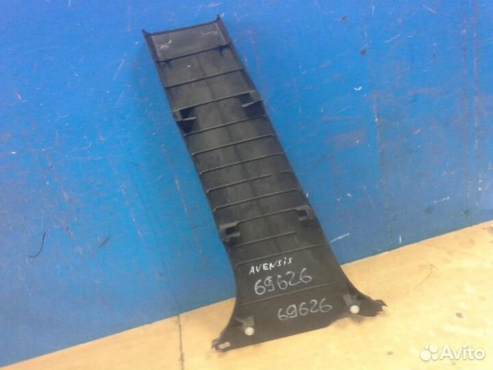 Обшивка средней стойки правая Toyota Avensis II 20