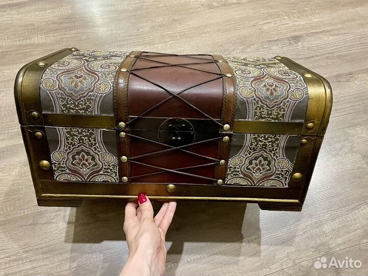Сундук из дерева с отделкой натуральной кожей