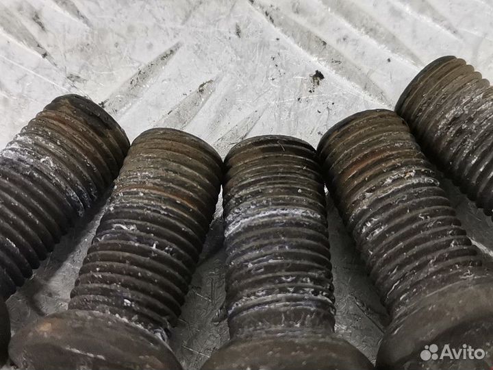 Болт Volkswagen Golf 3 2000 701601139B