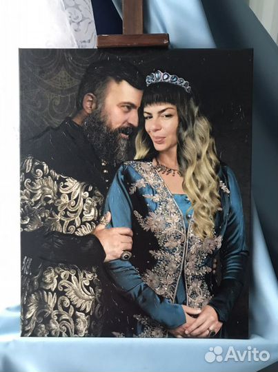 Портрет на холсте в старинном костюме