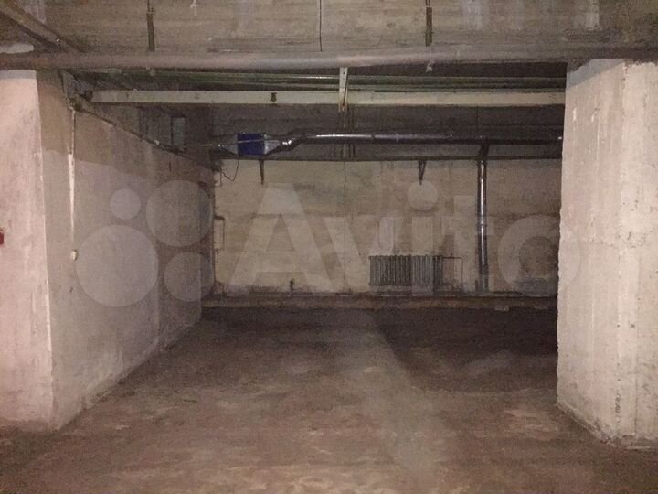 Машиноместо, > 30 м²