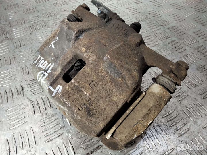 Суппорт передний правый Nissan x-trail t31