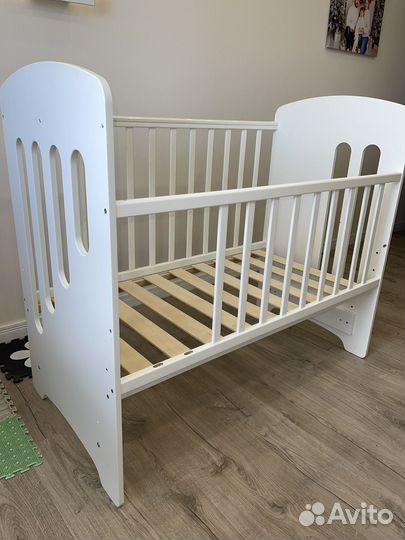 Детская кроватка с маятником и ящиком