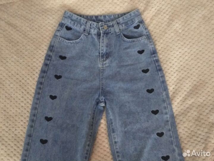 Джинсы с сердечками, широкие