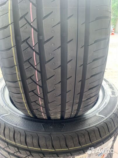 Roadmarch Prime UHP 08 215/50 R17 95W