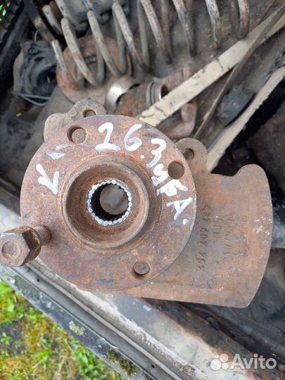 Кулак поворотный передний Ауди 100 С 3