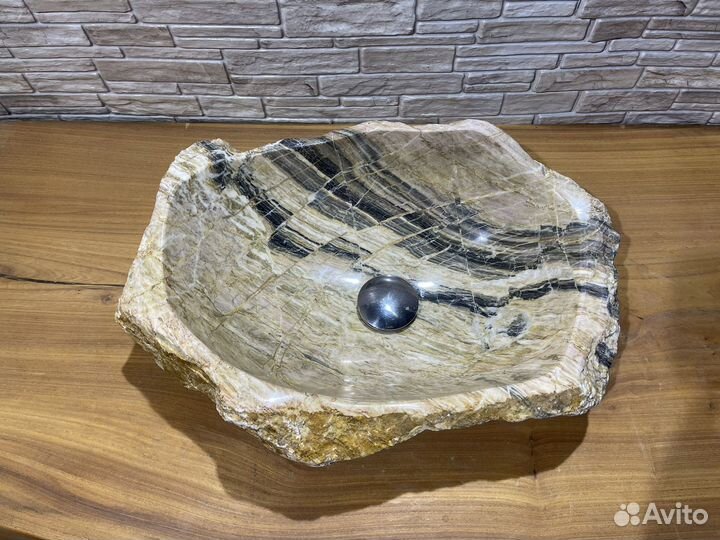 Раковины из черного и медового мрамора