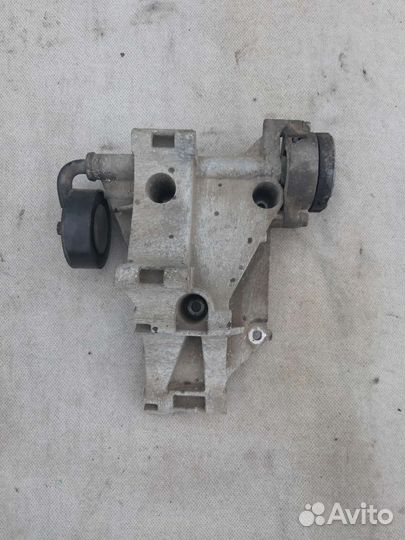 Кронштейн генератора vw passat b4 Golf Mk3