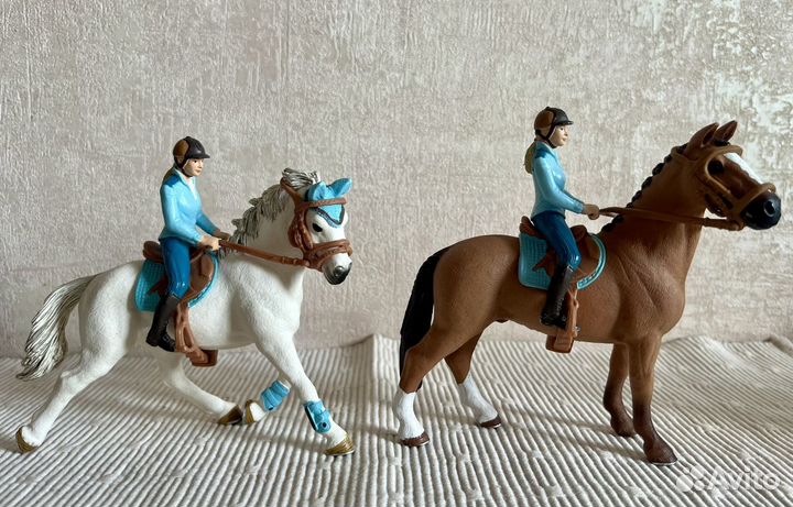 Лошади с наездниками Schleich