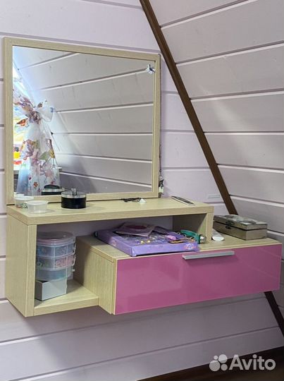 Туалетный столик с зеркалом в детскую комнату