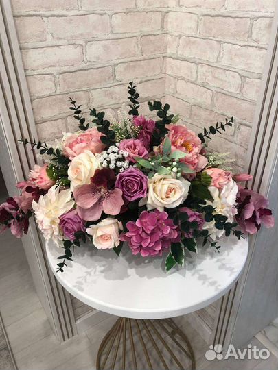 Интерьерная композиция из искусственных цветов