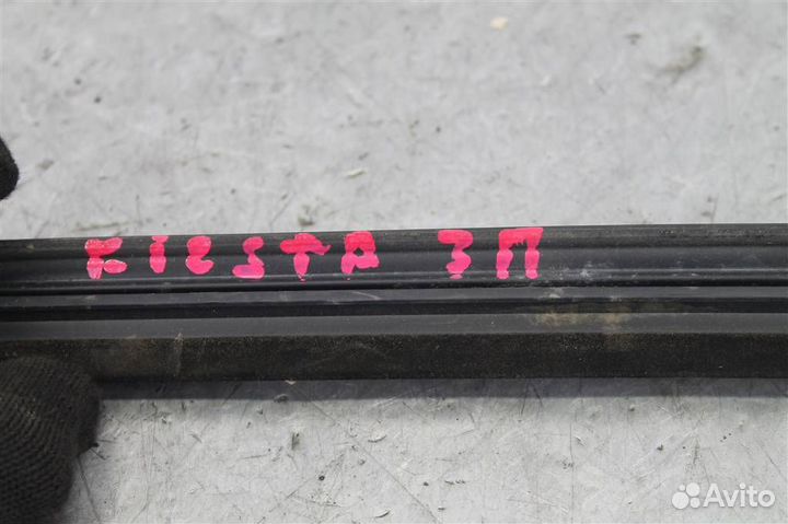 Уплотнитель стекла двери задней правой Ford Fiest