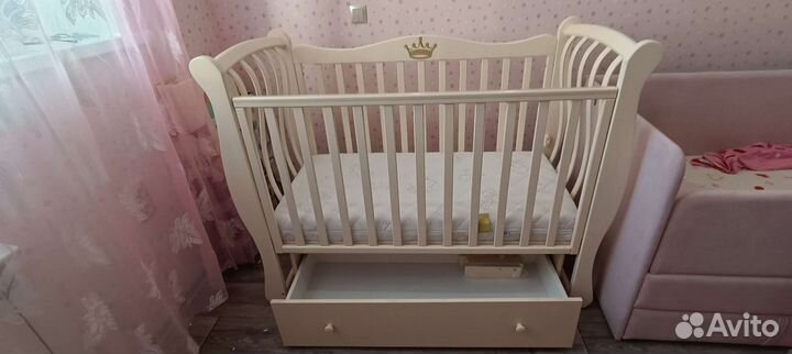 Детская кроватка с продольным маятником