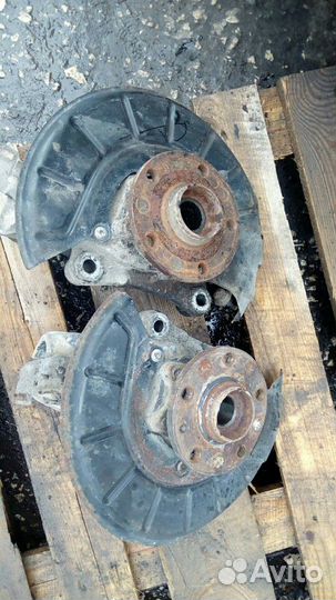 Поворотный кулак со ступицей Фольксваген Пассат В6