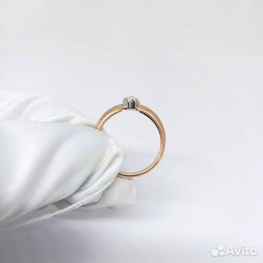 Кольцо с природным камнем Золото