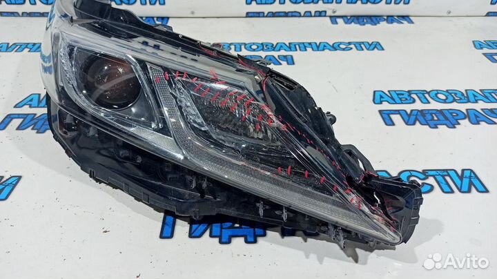 Фара правая Toyota Camry XV70, 9 поколение 8111033D70. Дефект. Сломаны корпус и стекло