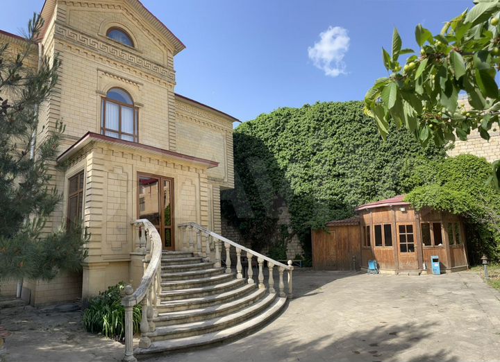 Дом 1000 м² на участке 7 сот.